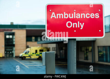 Inscrivez-vous à l'hôpital d'urgence et d'accidents que les automobilistes Avertissement Les ambulances sont permises Banque D'Images