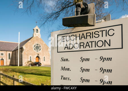 Inscrivez-vous à l'extérieur d'une église catholique pour donner à l'Adoration Eucharistique. Banque D'Images