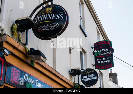 Affiche à l'extérieur de la "bonne époque" Charlie's Irish Pub thème et night club, de la publicité qu'il est ouvert 8 nuits par semaine Banque D'Images