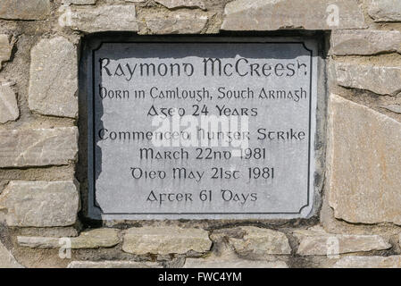 Plaque commémorative dans un jardin du souvenir pour le gréviste de la faim républicain irlandais 1981 Raymond McCreesh Banque D'Images