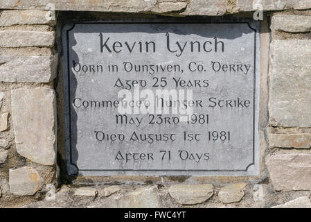 Plaque commémorative dans un jardin du souvenir pour le gréviste de la faim républicain irlandais 1981 Kevin Lynch Banque D'Images