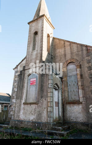 L'église à l'abandon, à Donegal, Irlande, avec panneau disant "attention Garder Out' Banque D'Images