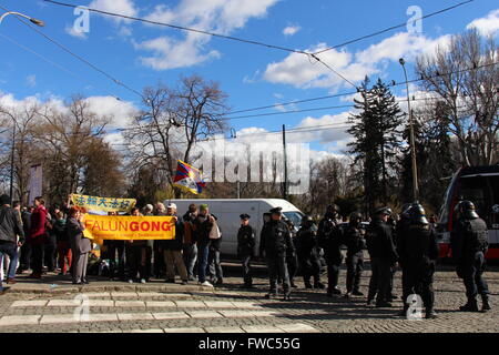 Protestant pour Xi Jinping à voir : les praticiens du Falun tenir bold des bannières, des manifestants pro-Tibet brandir le drapeau, à Prague Banque D'Images