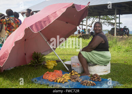 Batuna, Îles Salomon - 28 mai 2015 : femme vendant des bananes sur le marché de village local. Banque D'Images