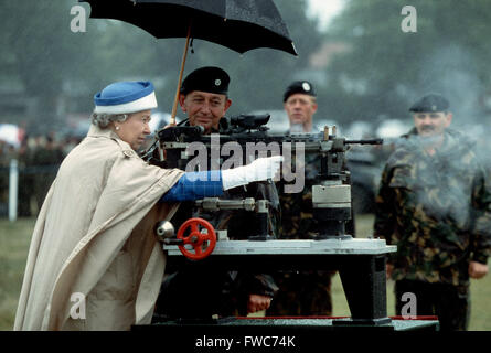 Sa Majesté la Reine Elizabeth II de forêt un fusil lors d'une visite à l'association de tir de l'armée à Bisley, en Angleterre, juillet 1993 Banque D'Images