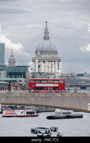 Waterloo Bridge, la Cathédrale St Paul et un bus de Londres, Londres, Angleterre. Banque D'Images