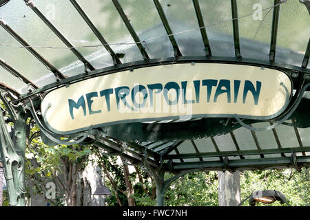 Une entrée de métro Art Nouveau à baldaquin conçu par Hector Guimard, Place des Abbesses, à Montmartre, Paris, France. Banque D'Images