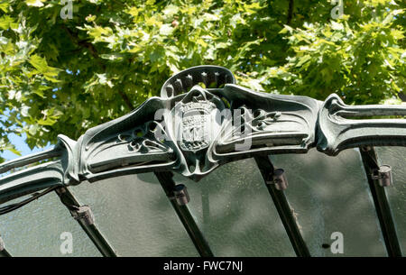 Une entrée de métro Art Nouveau à baldaquin conçu par Hector Guimard, Place des Abbesses, à Montmartre, Paris, France. Banque D'Images