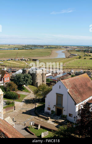 Vue depuis le clocher de l'église de St Marie la Vierge. L'église méthodiste de seigle en premier plan et la rivière Rother, Rye, East Sussex, BRI Banque D'Images