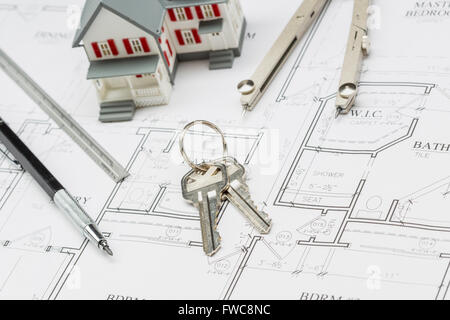 Maison modèle, crayon, règle, compas et reposant sur des plans de maison sur mesure. Banque D'Images