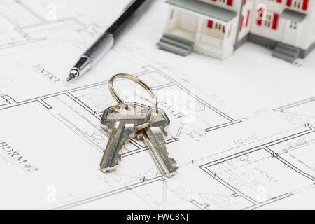 Maison modèle, ingénieur crayon et jeu de clés reposant sur des plans de maison. Banque D'Images