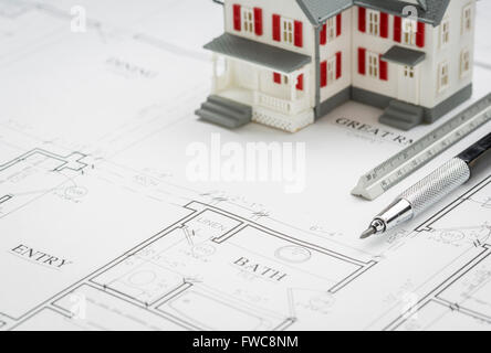 Maison modèle, ingénieur et crayon règle reposant sur des plans de maison. Banque D'Images