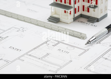 Maison modèle, ingénieur et crayon règle reposant sur des plans de maison. Banque D'Images