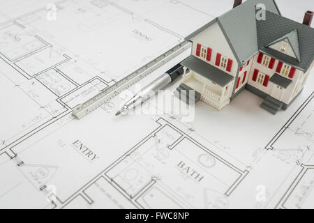 Maison modèle, ingénieur et crayon règle reposant sur des plans de maison. Banque D'Images