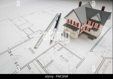 Maison modèle, ingénieur et crayon règle reposant sur des plans de maison. Banque D'Images