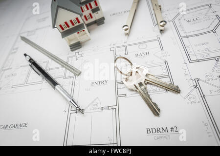 Maison modèle, crayon, Compas, règle et clés reposant sur des plans de maison sur mesure. Banque D'Images