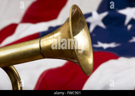 Clairon en laiton sur un drapeau américain . Banque D'Images
