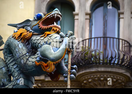 Dragon chinois sur la maison du 19e siècle de parasols (la Casa Bruno Cuadros) immeuble sur La Rambla à Barcelone, Catalogne, Espagne. Banque D'Images