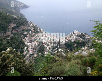 Positano, un worldknown ville touristique sur la côte amalfitaine et la mer Tyrrhénienne dans une splendide journée ensoleillée vu d'une montagne à proximité Banque D'Images