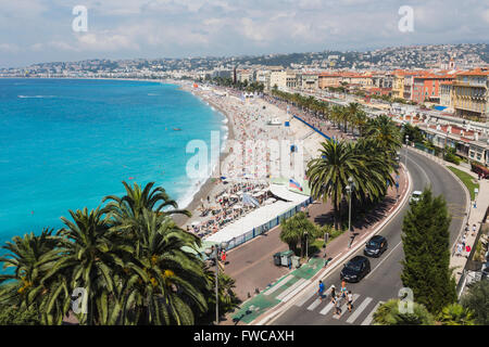 Nice, Côte d'Azur, Cote d'Azur, France. Plage et Promenade des Anglais vu du Parc de la Colline du Chateau. Banque D'Images