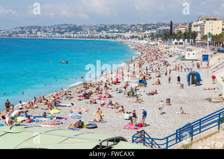 Nice, Côte d'Azur, Cote d'Azur, France. Plage et Promenade des Anglais vu du Parc de la Colline du Chateau. Banque D'Images