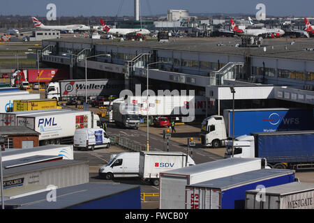 Fret Cargo Terminal Heathrow Camion Camion Banque D'Images