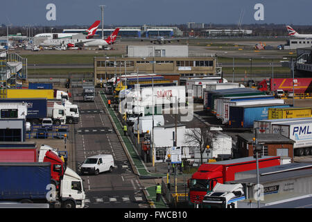 Fret Cargo Terminal Heathrow Camion Camion Banque D'Images