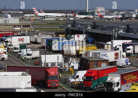 Fret Cargo Terminal Heathrow Camion Camion Banque D'Images