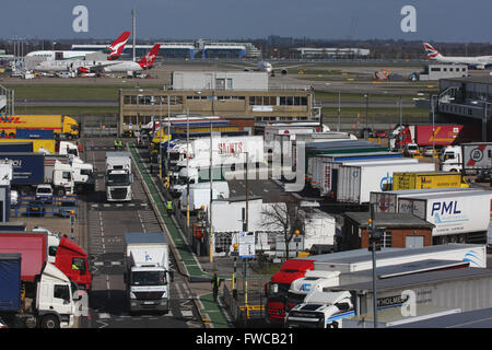 Fret Cargo Terminal Heathrow Camion Camion Banque D'Images