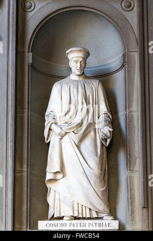 La province de Florence, Florence, Toscane, Italie. Statue de la Piazzale degli Uffizi de Cosimo di Giovanni de' Medici Banque D'Images