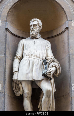 La province de Florence, Florence, Toscane, Italie. Statue d'orfèvre florentin, sculpteur et artiste Benvenuto Cellini, 1500-1571 Banque D'Images