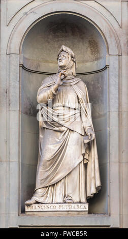 La province de Florence, Florence, Toscane, Italie. Statue du Piazzale des offices de l'érudit italien et poète Pétrarque Banque D'Images