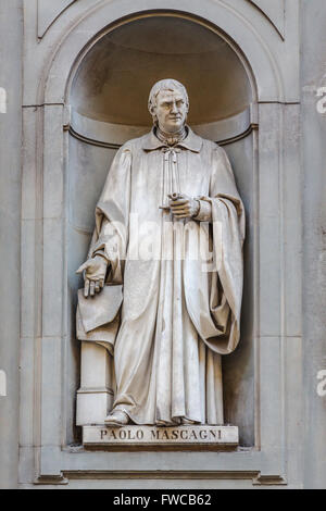 La province de Florence, Florence, Toscane, Italie. Statue de la Piazzale degli Uffizi de médecin italien Paolo Mascagni 1755-1815, qui Banque D'Images