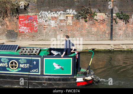 Un bateau étroit sur Regent's Canal dans le quartier de King's Cross, England, UK Banque D'Images