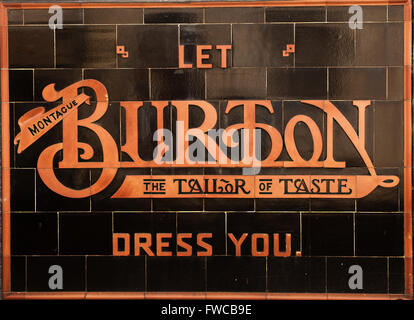 Publicité pour Burton l'tailleur dans des tuiles sur le mur de leur boutique à Abergavenny au Pays de Galles Banque D'Images