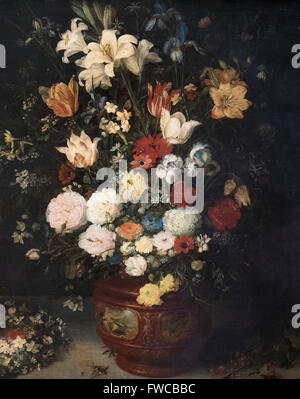 Jan Brueghel l'Ancien, (1568-1625), bouquet de fleurs (1620-1625). Bouquet dans un vase sculpté à côté d'une gerbe de fleurs Banque D'Images
