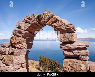 Paysages des andes avec arch en pierre au lac Titicaca au Pérou (Amérique du Sud) Banque D'Images