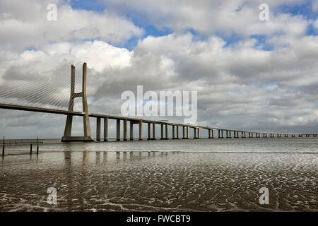 Pont Vasco da Gama sur le Tage dans le Parque das Nações, site de l'Expo 98, Lisbonne, Portugal, Europe Banque D'Images