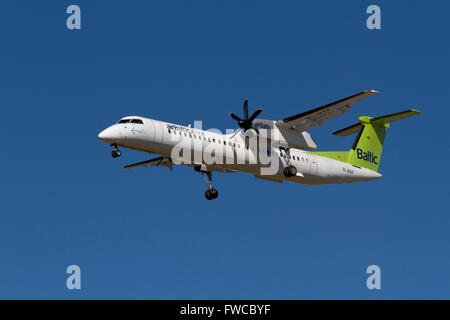 AirBaltic, Bombardier Dash 8 Q400, YL-BAF, vol, BT135 en approche finale à l'aéroport de Kastrup, CPH, Copenhague, Danemark à partir de Riga Banque D'Images