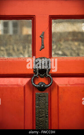 Une porte rouge à Chichester. Banque D'Images