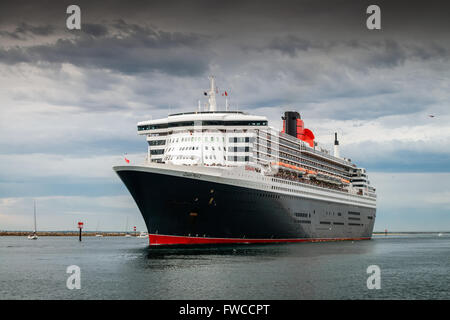 Adelaide, Australie - 10 mars 2014 : RMS Queen Mary 2 avec des personnes à bord est de partir pour une croisière de Port externe. Banque D'Images