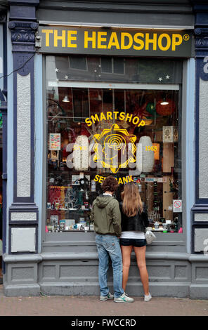 La vitrine de 'l'Headshop' qui vend une vaste gamme de fumeurs et le mode de vie des accessoires à Amsterdam, Pays-Bas. Banque D'Images