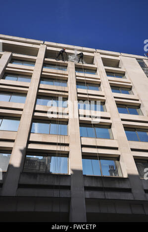 Accès à la corde, descente en rappel, accès au nettoyage des vitres pour le verre et la pierre difficiles d'accès. Hommes travaillant en hauteur à l'aide de cordes. Personne. 10 Spring Gardens Banque D'Images