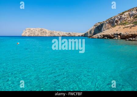 Dans Kounoupa Τurquoise l'eau de mer près de l'île petite île Astypalée Grèce Banque D'Images