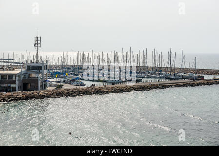 Port de plaisance vu de la passerelle dans le parc de l'indépendance (Gan ha-Atsmaut) à Tel Aviv, Israël ville Banque D'Images