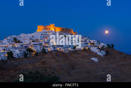 Chora avec des maisons traditionnelles de nuit en Grèce l'île Astypalée Banque D'Images