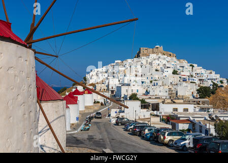 Moulins à vent et de maisons traditionnelles dans l'île de Chora Astipalea Grèce Banque D'Images