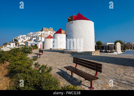 Moulins à vent traditionnels en Grèce île Astypalée Banque D'Images