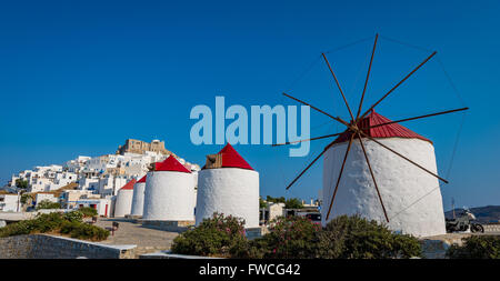 Moulins à vent traditionnels en Grèce île Astypalée Banque D'Images