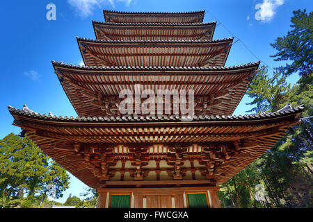 La pagode à cinq étages du temple bouddhiste Daigoji à Kyoto, au Japon, le plus vieux bâtiment à Kyoto Banque D'Images